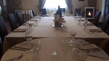 Aperto a pranzo e cena, cucina locale