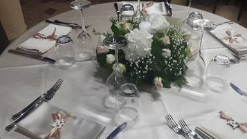 Aperto a pranzo e cena, cucina locale