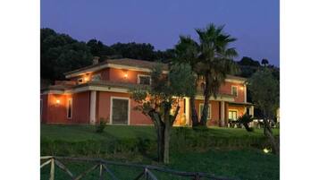 Facciata della struttura - sera/notte