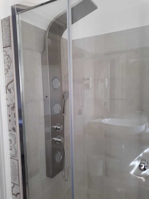 Dusche im Bad