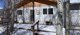 Rare Find! Cozy cottage tucked away, private setting next to creek near downtown