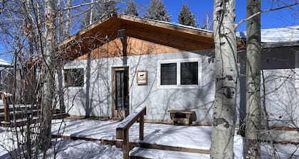 Chaleureux chalet privé au bord de la crique près de MSU, du centre-ville de Bozeman et du campus de l'hôpital