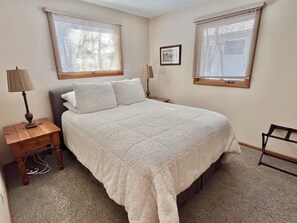 2 bedrooms, iron/ironing board, free WiFi, bed sheets - Rare Find! Cozy cottage tucked away, private setting next to creek near downtown (Bozeman,)