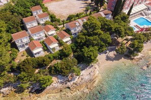 A coastal property with multiple villas, a beach, and a swimming pool. - Bellevue Maradiso Village by Aminess (Orebic)