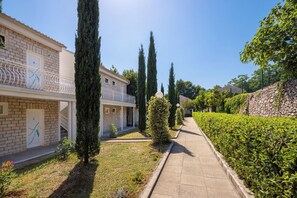 A residential street with houses, a pathway, and well-maintained hedges. - Bellevue Maradiso Village by Aminess (Orebic)