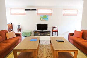 TV - Classic Beachfront Home - Arcadia (Worthing)