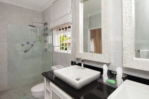 Douche, séchoir à cheveux, serviettes fournies