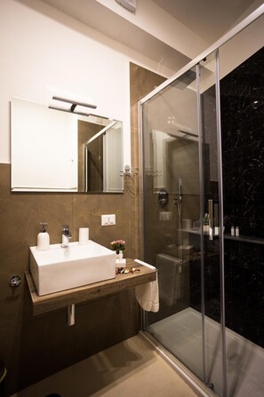 Deluxe Room | Bathroom | Shower, rainfall showerhead, free toiletries, hair dryer - B&B Depretis19 (Naples)