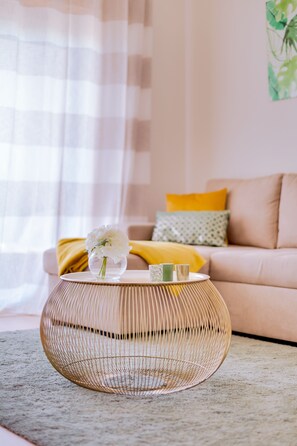 TV - Ria House-Beautiful apartment with pool (Olhão)