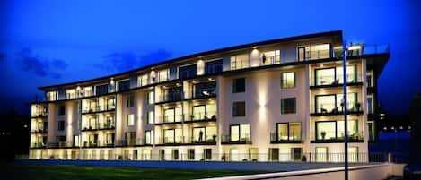 Bagian depan properti - sore/malam