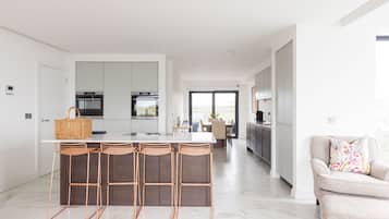 Suite Klasik, 3 kamar tidur | Dapur pribadi | Lemari es, microwave, oven, dan kompor