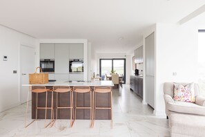 Private kitchen - Curran Gate Luxury Apartments, Portrush (Portrush)