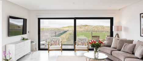 Suite clásica, 3 habitaciones | Zona de estar | Una televisión de pantalla plana