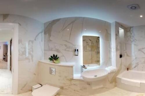 Douche, articles de toilette (gratuits), serviettes fournies