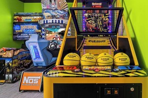 Games room - Magical Home Near Disney w/ Ocean & Sci-Fi Themed BRs, Theater, Arcade, & Pool (Kissimmee)