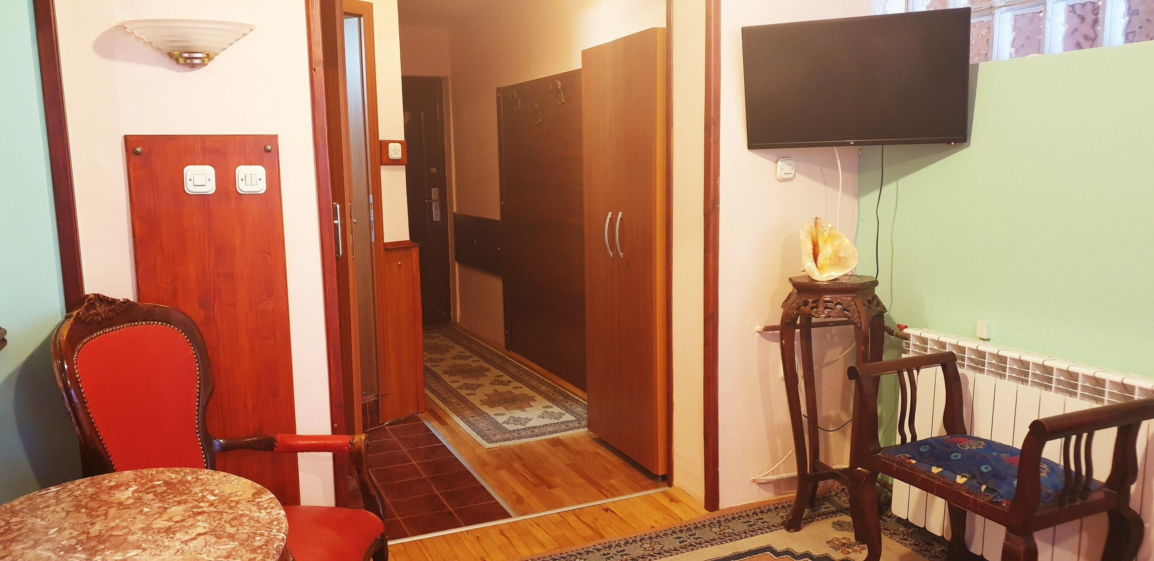 Comfort Room | Living room | Flat-screen TV