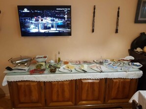 Tägliches Frühstücksbuffet gegen Gebühr