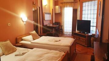 Exclusive Triple Room, Balcony | Soundproofing, free WiFi, bed sheets