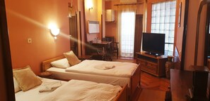 独特三人房, 阳台 | 隔音、免费 WiFi、床单