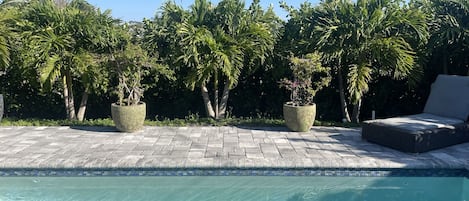 Een buitenzwembad, een verwarmd zwembad