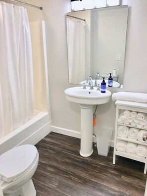 Hair dryer, towels, soap, shampoo - Alder Lodge - Peaceful Valley Retreat (Cobb)
