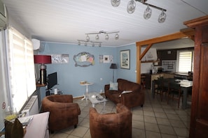 TV, fireplace - Gite in Burgundy near Jura (Longeault)