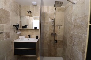 Douche, sèche-cheveux, serviettes fournies, savon