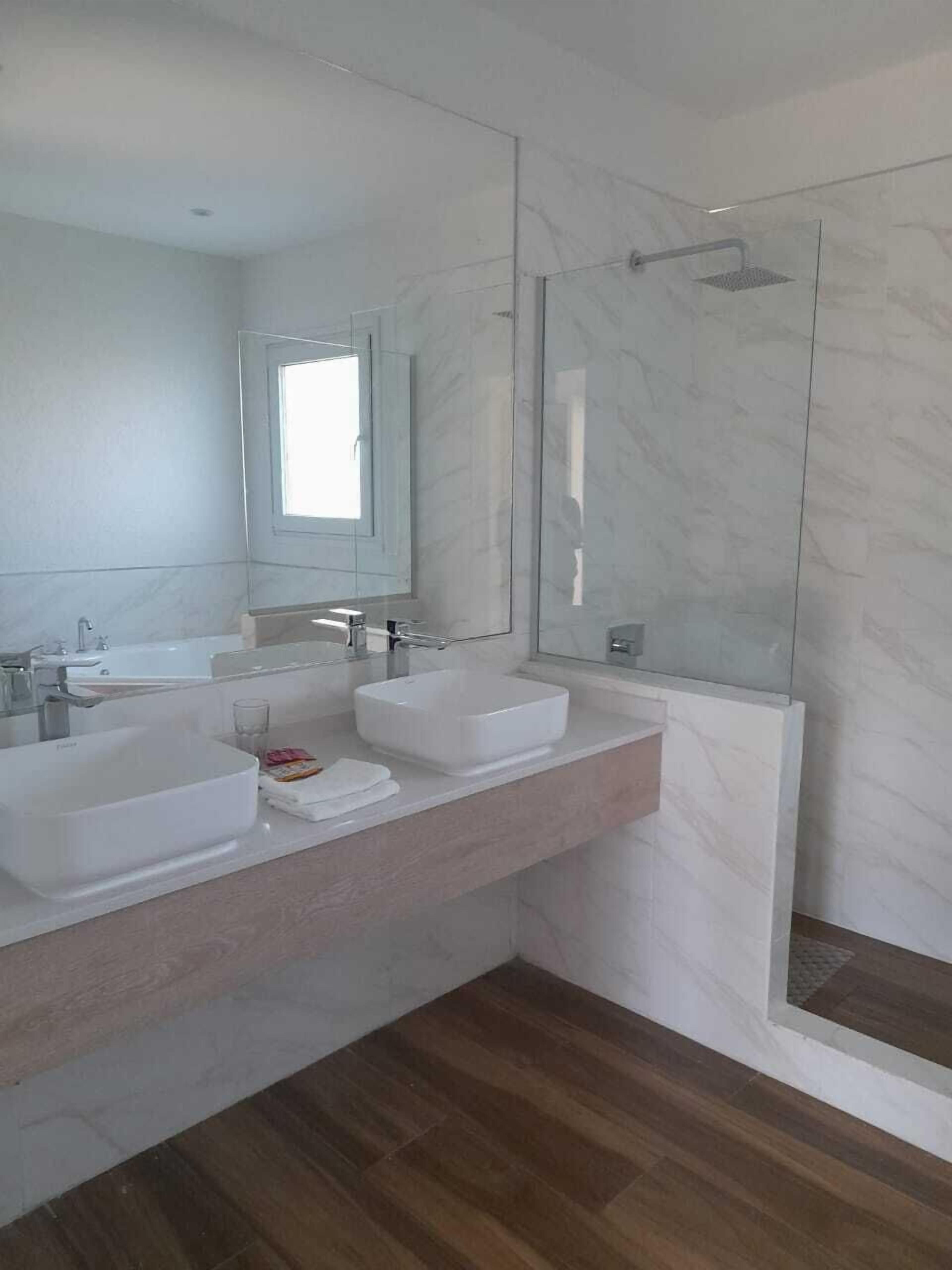Family Apartment | Bathroom | Combined shower/bathtub, rainfall showerhead, hair dryer, bidet
