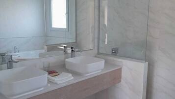 Family Apartment | Bathroom | Combined shower/bathtub, rainfall showerhead, hair dryer, bidet