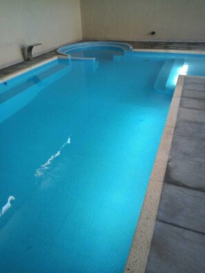 室内游泳池，季节性开放的室外游泳池，日光浴躺椅