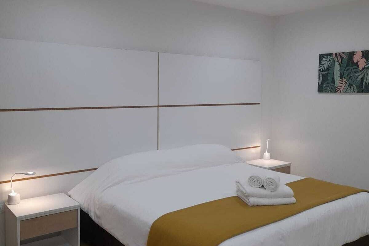 Suite, 1 cama de matrimonio grande, no fumadores, vistas al jardín | Ropa de cama de alta calidad, edredones de plumas, minibar y caja fuerte