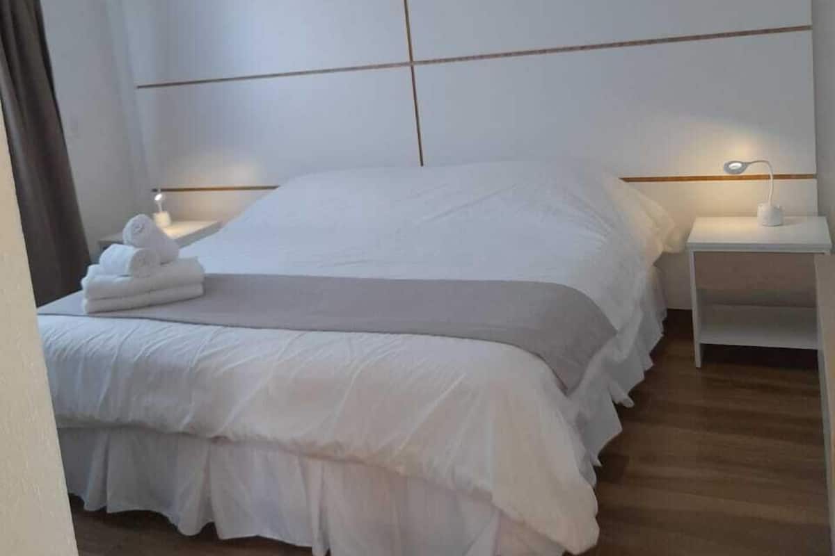 Apartamento familiar | Ropa de cama de alta calidad, edredones de plumas, minibar y caja fuerte