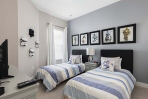 4 bedrooms, iron/ironing board, WiFi, bed sheets