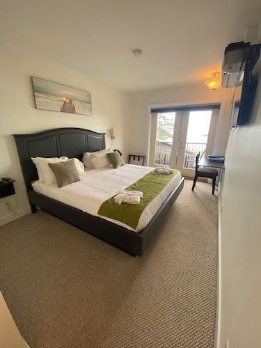 Oceanview King Bedroom - Mayne Island Resort