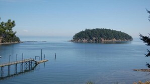 Un lago tranquilo con un muelle de madera que se adentra en el agua.