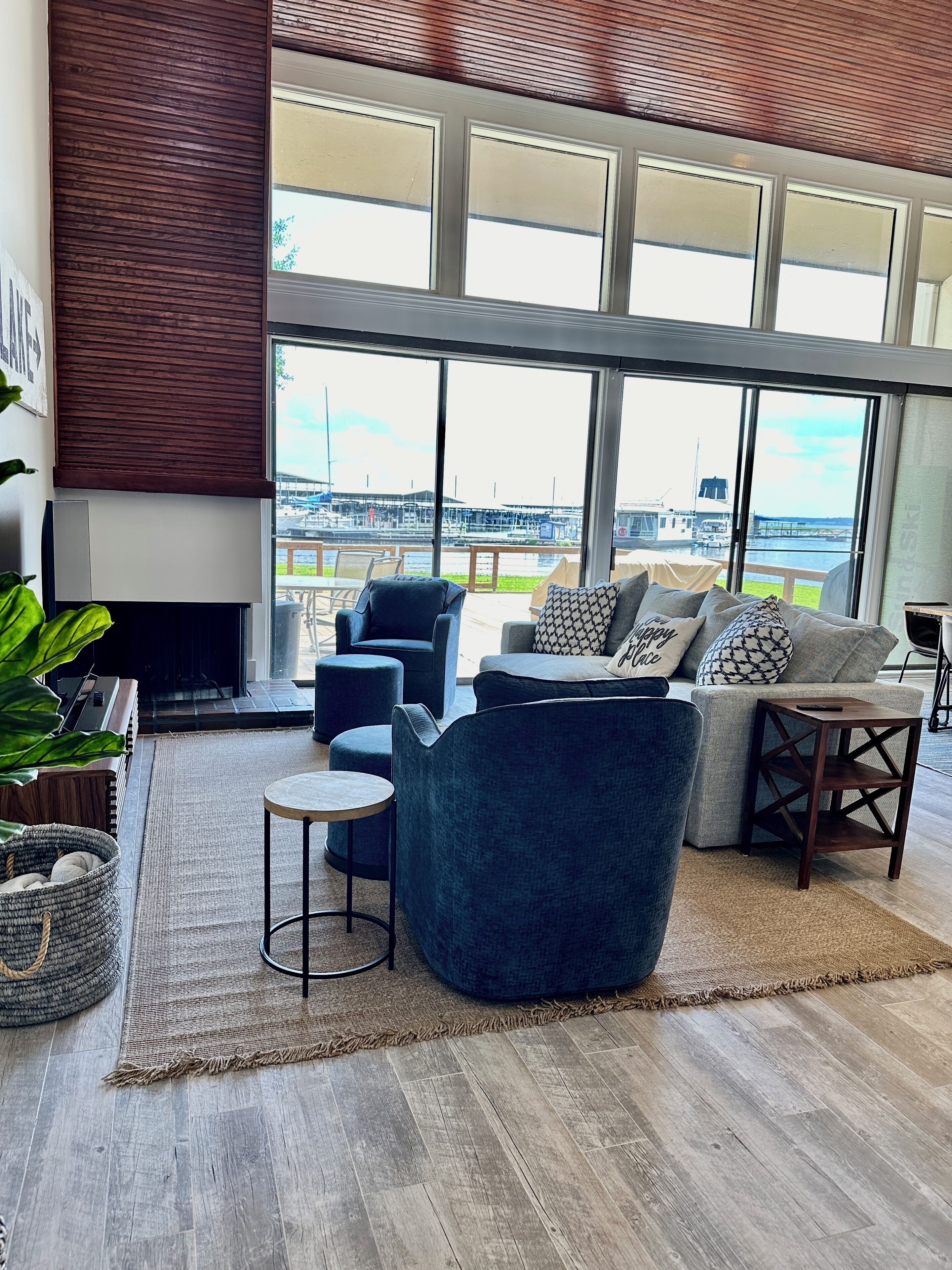 LAKE CONROE--WATERFRONT IN WALDEN. BOAT DOCK-POOL- FISHING-PET FRIENDLY