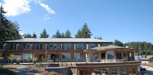 Mayne Island Resort - Waterview Queen Room 1
