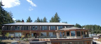 Oceanview Queen Bedroom - Mayne Island Resort