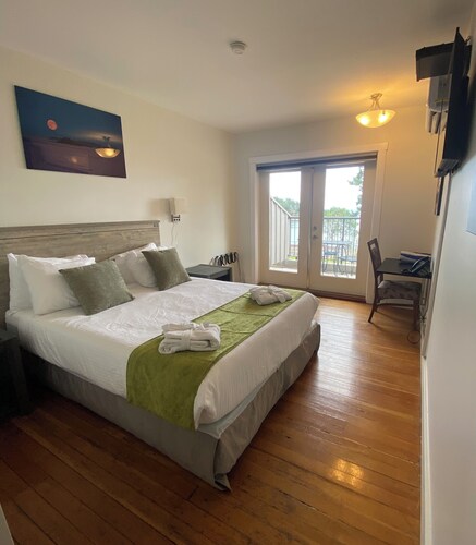 Oceanview Queen Bedroom - Mayne Island Resort