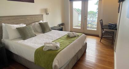 Oceanview Queen Bedroom - Mayne Island Resort