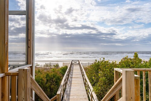 Oceanfront Screen Porch, 3 Blocks to Downtown Folly Beach
