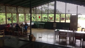 Desayuno de cocina local incluido todos los días