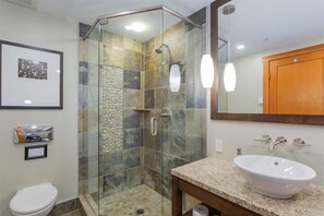 Bathroom - One Bedroom Oceanfront Villa - Mayne Island Resort (Mayne Island)