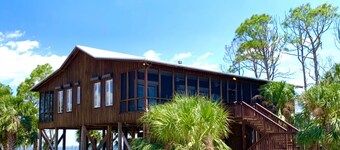 Bayfront 6 bedr 4 baths sleeps 13 porches  dock ocean 5 min walk