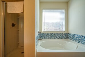 Ensemble douche/baignoire, serviettes fournies