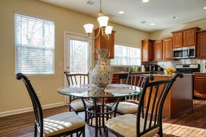 Dining - Lovely Home Conveniently Located  for Corporate,Family & Individual STays (Austell)