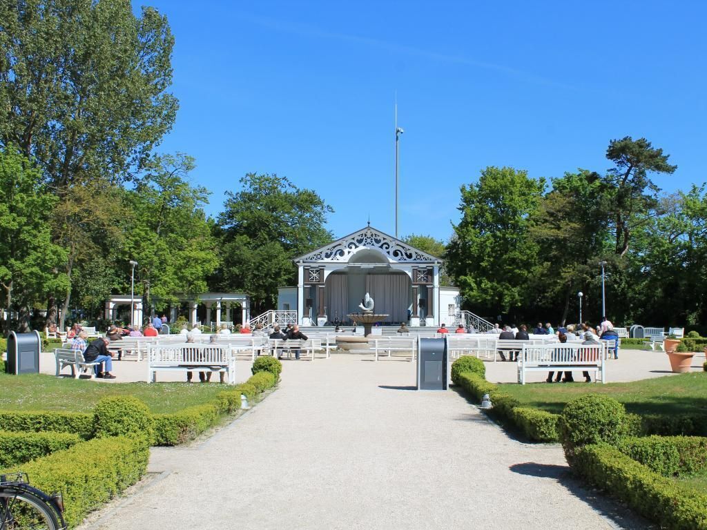 Ein Park mit einem Pavillon, Bänken und einem Weg.