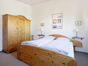 2 Schlafzimmer, Reisekinderbett