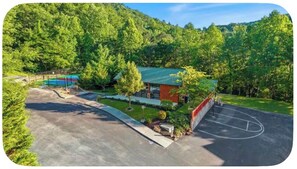 Sports court - IN-CabinPool-Special-VIEWS-Very Clean-KING BEDS (Sevierville)