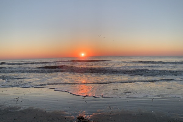 En la playa, camastros y toallas de playa